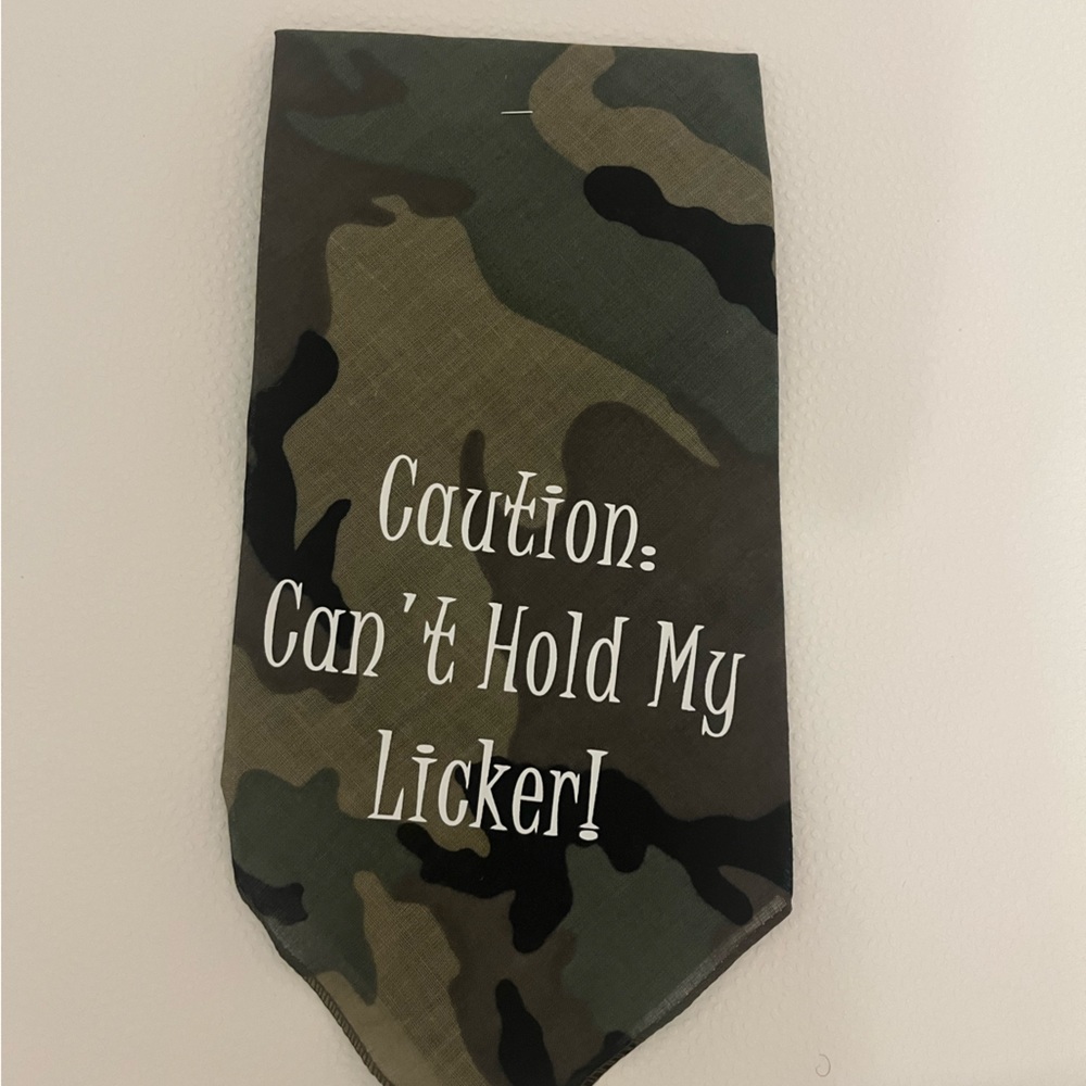 One size pet camo scarf: Caution! Can’t Hold My Licker